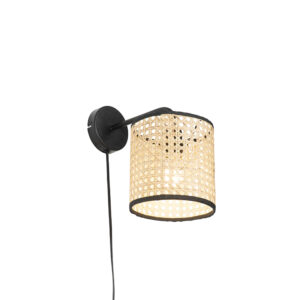 Venkovská nástěnná lampa černá s ratanovým odstínem – Kata
