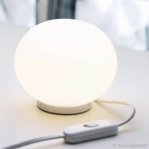 FLOS Glo-Ball Basic Zero – bílá stolní lampa